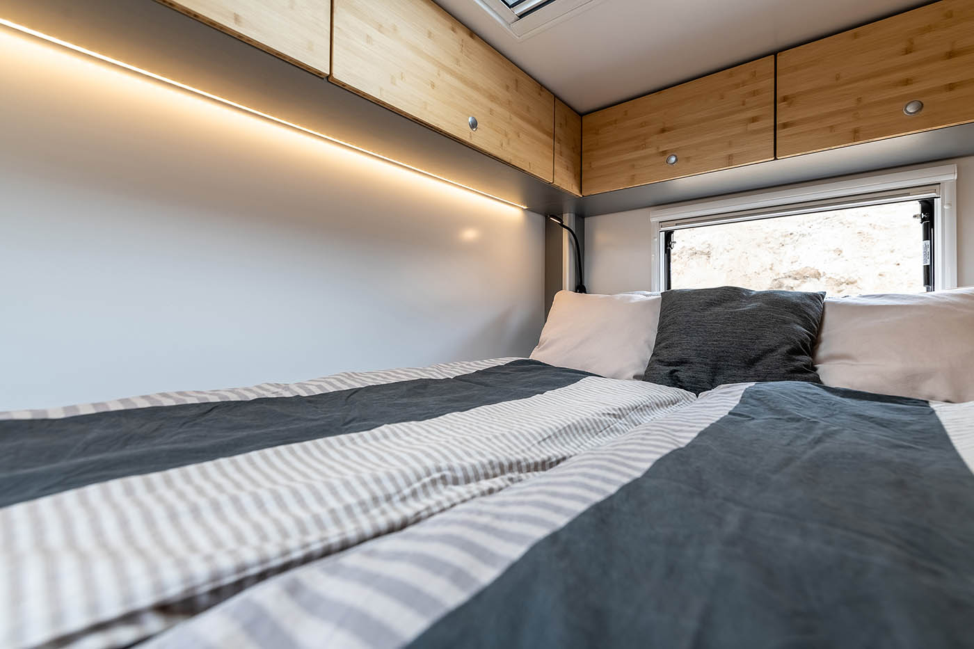 Bett und Schränke in unserer Wohnkabine