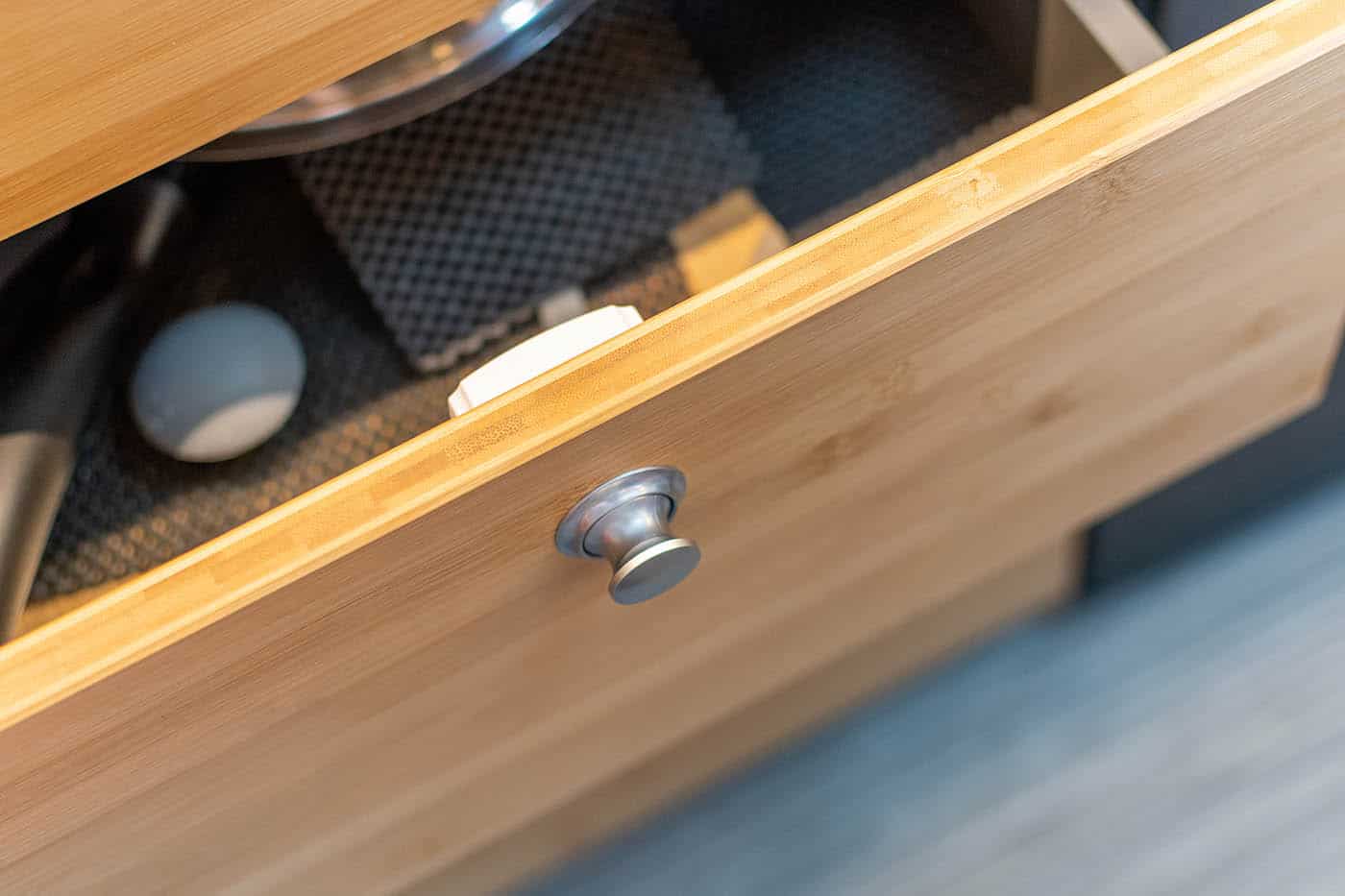 Küchenschublade mit versenkbarem Knopf